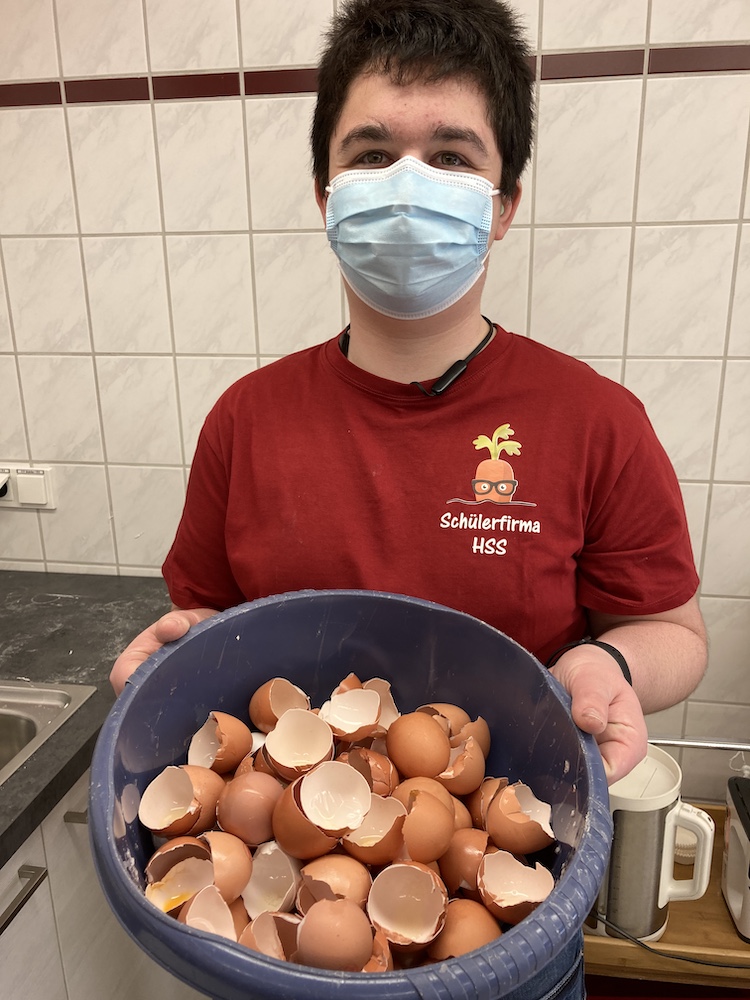 L. trennte Unmengen an Eiern Bild vom Waffelbacken