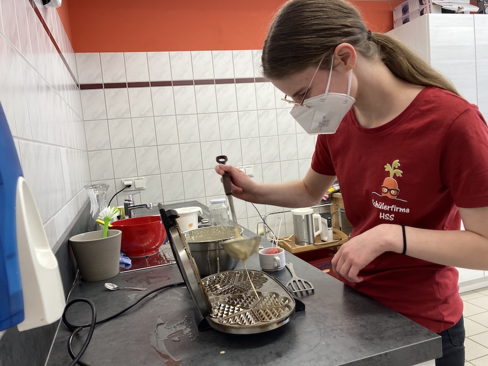 J. ließ sich am Waffeleisen nicht aus der Ruhe bringen Bild vom Waffelbacken