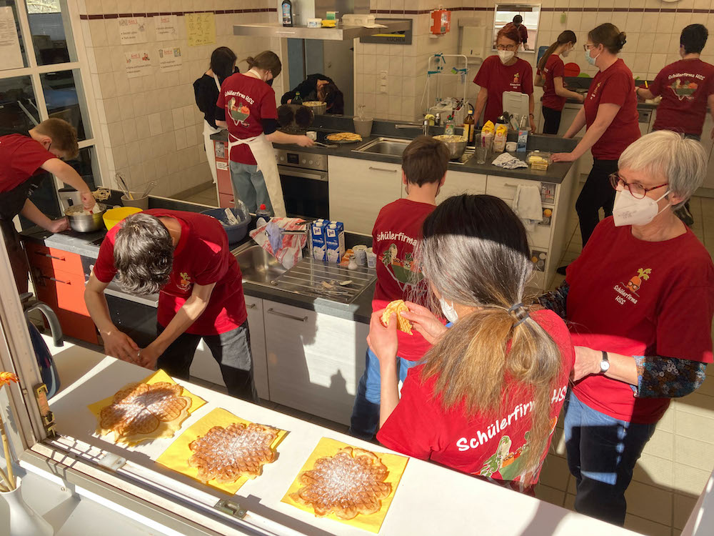 Gelungenes Teamwork! Bild vom Waffelbacken
